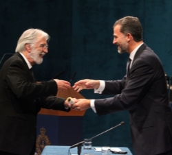 Don Felipe entrega el Premio Príncipe de Asturias de las Artes a Michael Haneke